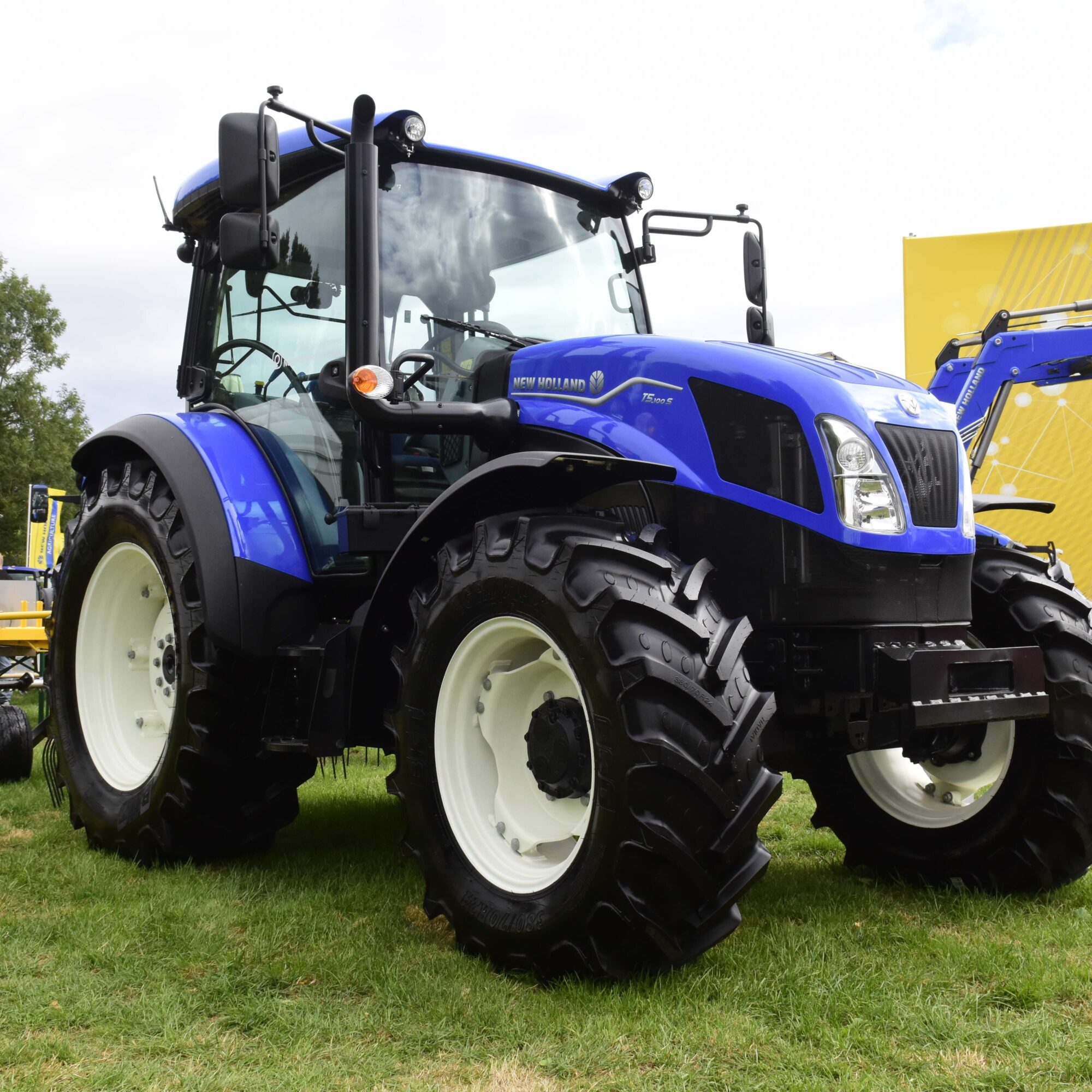 ath-newholland-t5s-2000x2000.jpg
