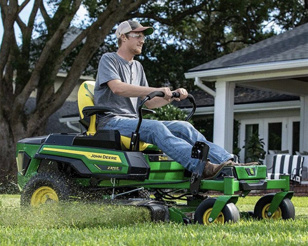 eenvoudig Justitie maandelijks John Deere introduceert elektrische zeroturnmaaier | Tuin en Park Techniek