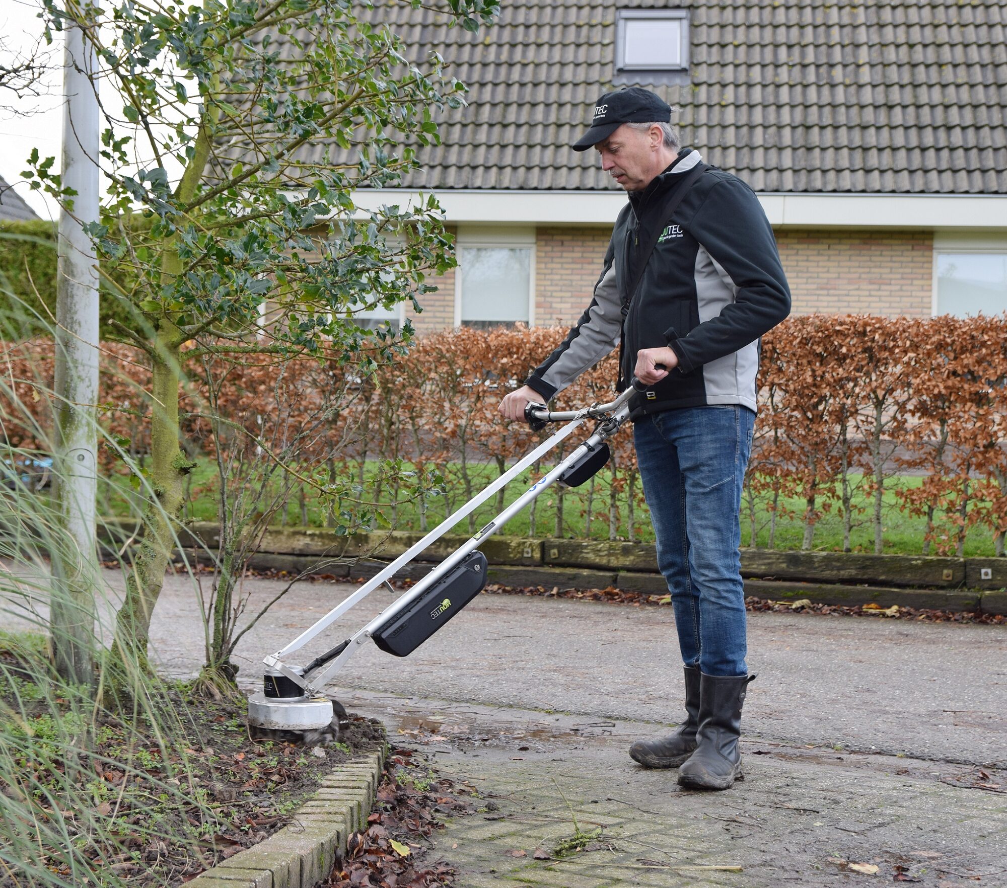 Houtec elektrische schoffel - Schoffelen met accu | Tuin en Park Techniek