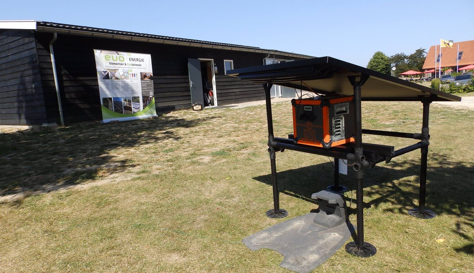 Zonnepaneel laadt robotmaaier | en Park Techniek